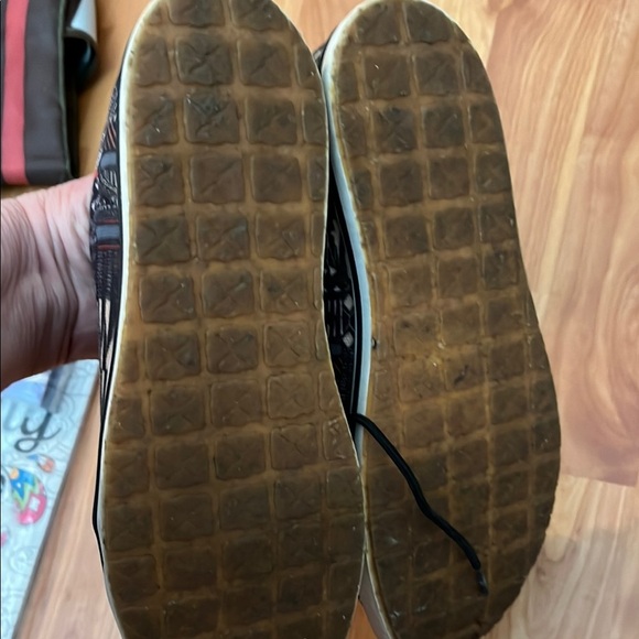 Twisted X Print Aztec Patterned Sneakers - Black and Red Size 8 - Picture 5 of 7